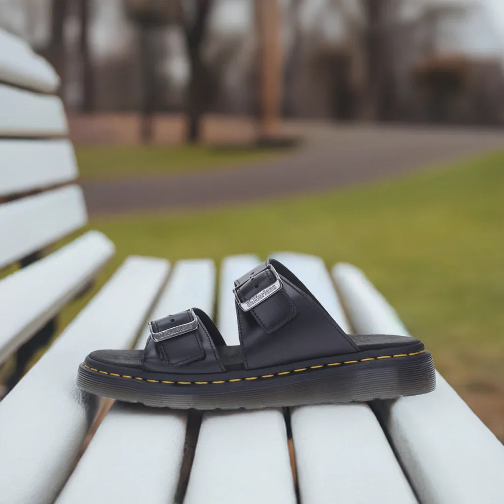 Dr. Martens Josef Slide: Benessere e Versatilità per le Giornate Estive - Marylou Shop